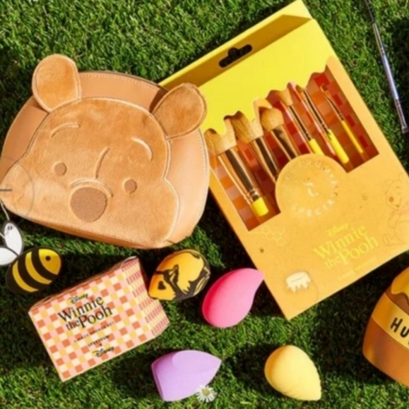 Winnie The Pooh Makeup Collection HTF Viral 🍯 - Picture 1 of 9